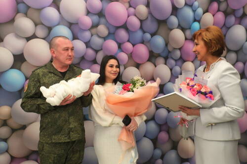 Подарки молодым мамам – женам участников СВО – вручила министр труда и соцзащиты Татарстана