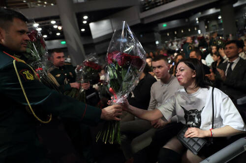 В казанском КРК «Пирамида» прошел концерт в рамках всероссийского патриотического проекта «Живи, Страна!». Его провели в поддержку участников специальной военной операции и членов их семей. Эстрадные певцы и актеры выступают на концертах в рамках проекта безвозмездно.