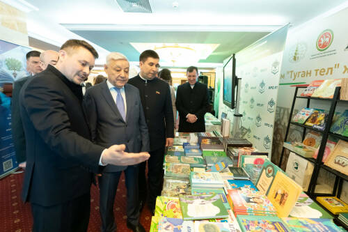 Фарид Мухаметшин осмотрел выставку съезда учителей «Туган тел»