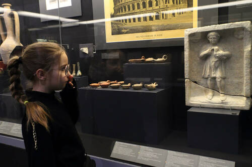 «В начале апреля музей традиционно отмечает свой день рождения. К этой дате мы открываем кабинет редкостей, в котором будут отражены старейшие коллекции – египетская и античная. Это предметы, относящиеся к династии фараонов, есть древнейшие вещи, связанные с культом. В античной коллекции есть, например, монеты Александра Македонского. Будем показывать подобное, ротируя предметы», – рассказал «Татар-информу» гендиректор Национального музея РТ Айрат Файзрахманов.