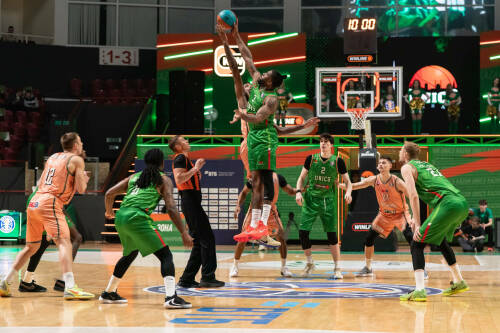 В домашнем матче регулярного чемпионата УНИКС уступил со счетом 74:82 екатеринбургскому «Уралмашу»