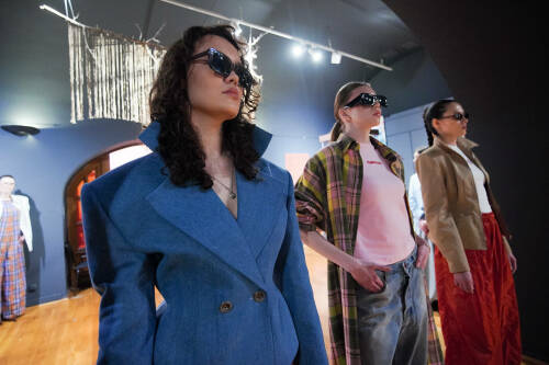 С 10 марта в Национальном музее Республики Татарстан проходила выставка «Җеп» («Нитка»). Куратором выставки является основательница проекта Fashion Iftar, стилист и эксперт в области благопристойной моды Джаннат Мингазова. В последний день работы выставки в Нацмузее прошел показ  костюмов от традиционных образов к современному европейскому стилю.