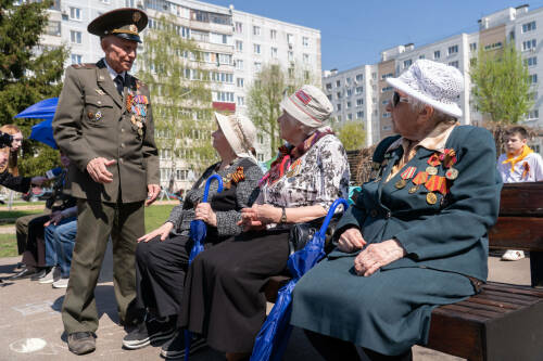 Праздничный концерт под окнами ветеранов прошел в Казани