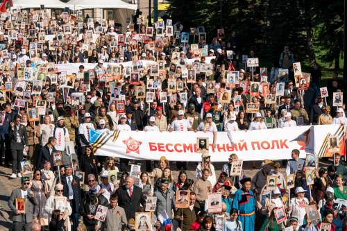 Рустам Минниханов принял участие в акции «Бессмертный полк» в Казани