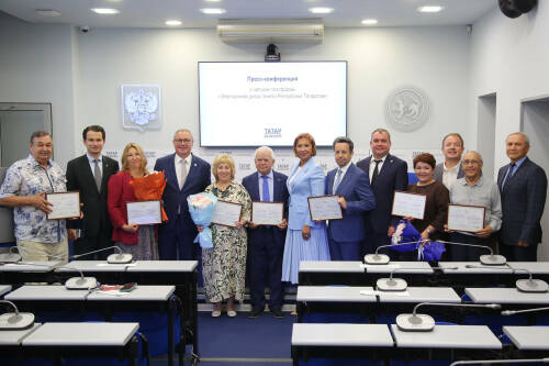 На пресс-конференции в «Татар-информе», посвященной проекту «Электронная доска почета Республики Татарстан» руководитель Республиканского агентства по печати и массовым коммуникациям РТ «Татмедиа» Айдар Салимгараев сообщил, что уже 47 имен журналистов размещены на сервисе. Некоторым из лауреатов глава ведомства вручил сегодня свидетельства о занесении на Электронную доску почета.