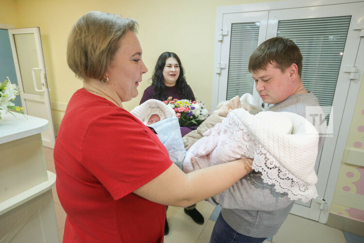 тройняшки в калужской области. тройня в ростове. новорожденный ребенок выписка. роддом в запорожье. перинатальный центр тройня.