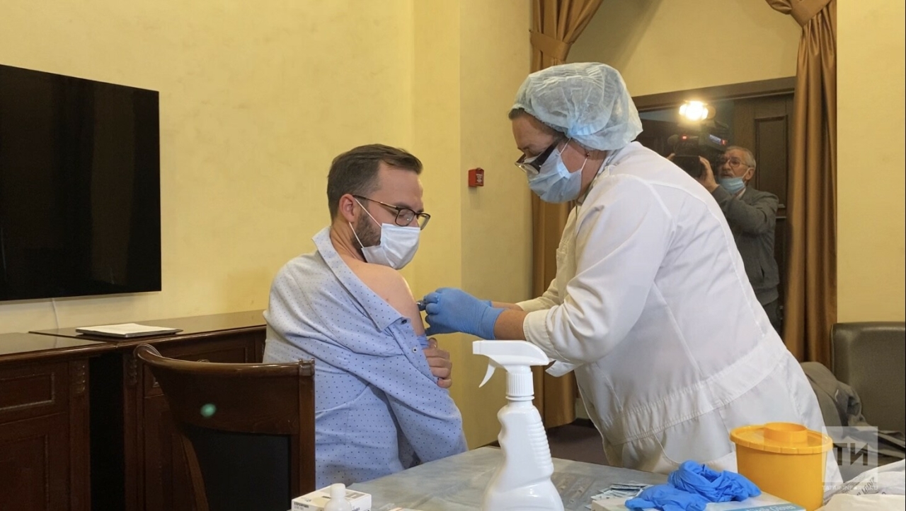 Заместитель министра здравоохранения РТ Владимир Жаворонков привился от гриппа