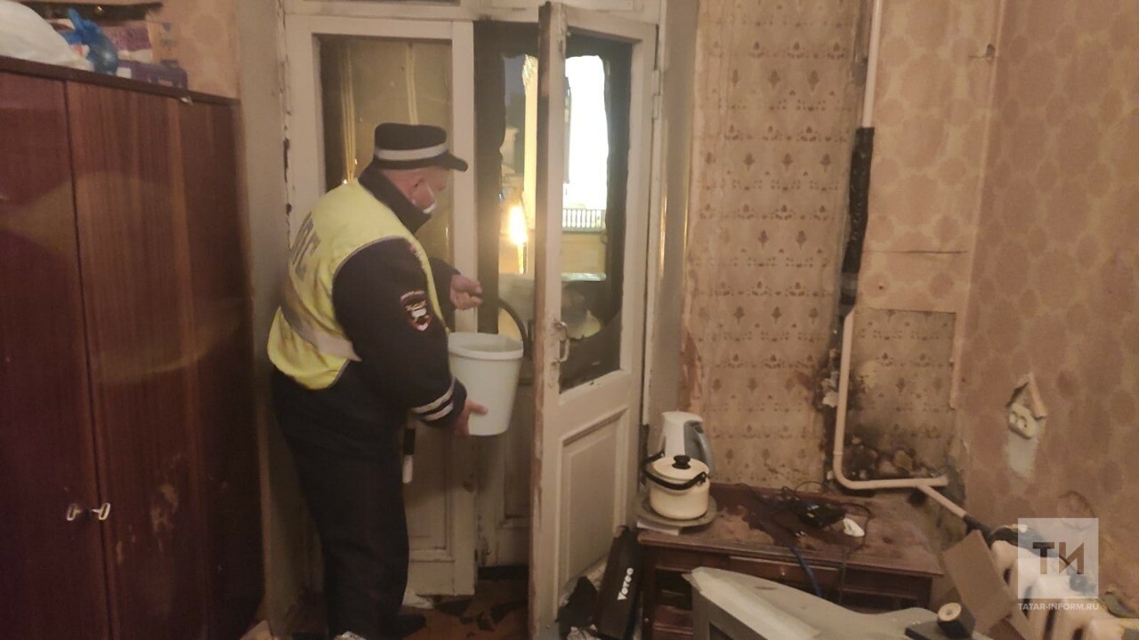 В Казани инспекторы ГИБДД спасли пожилую женщину из пожара