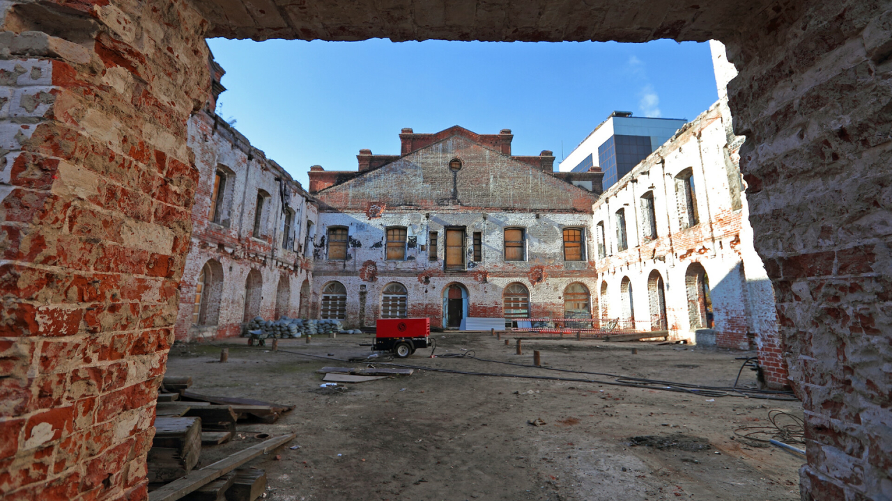 Квартал кофеен с видом на озеро Кабан: новый владелец решает судьбу завода Крестовниковых