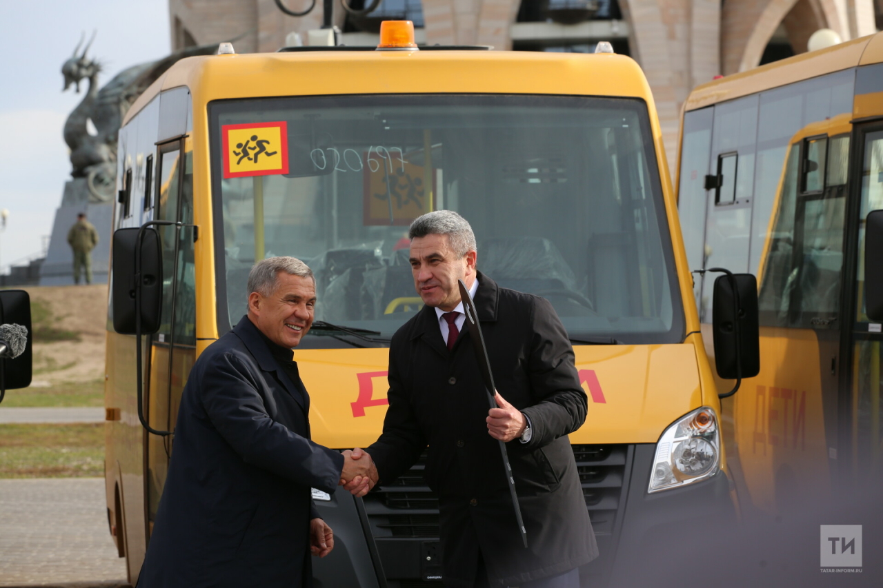 Рустам Минниханов вручил главе Минобрнауки РТ символический ключ от школьных автобусов