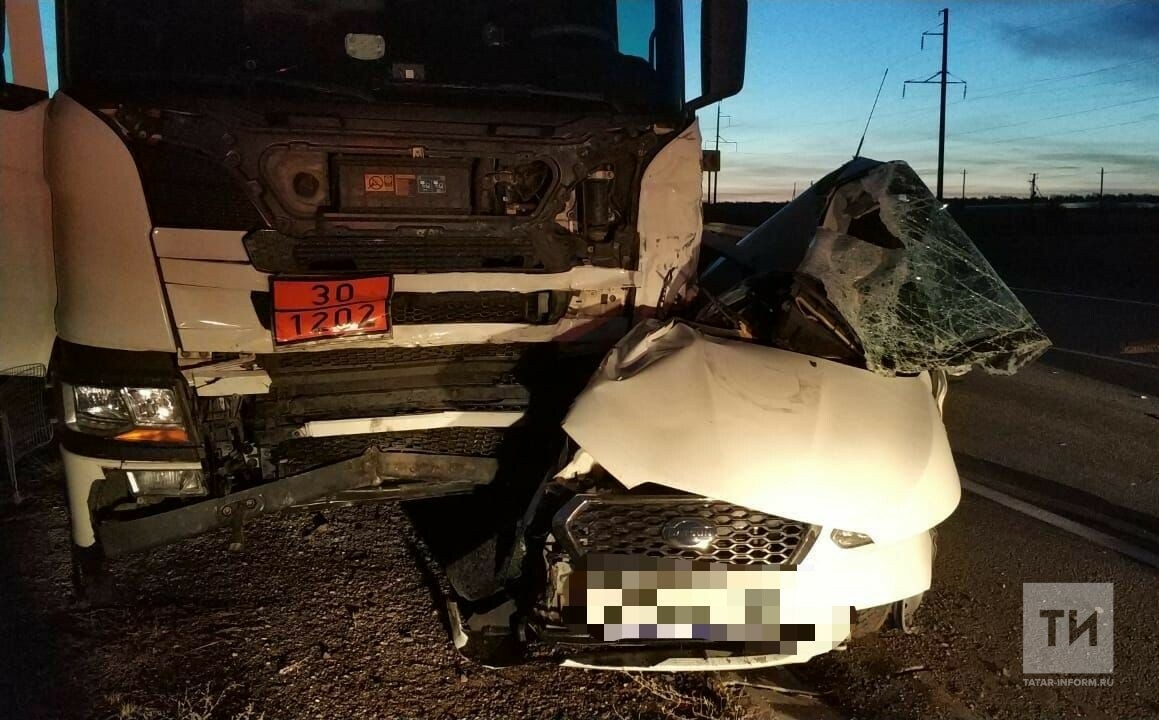 Водитель легковушки погиб в ДТП на трассе под Бугульмой, влетев под бензовоз