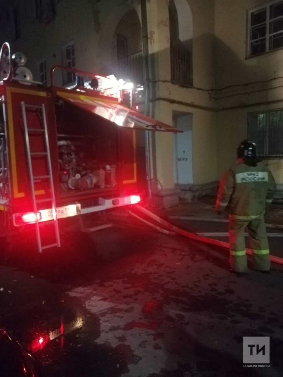Троих жильцов спасли из ночного пожара в казанской трехэтажке