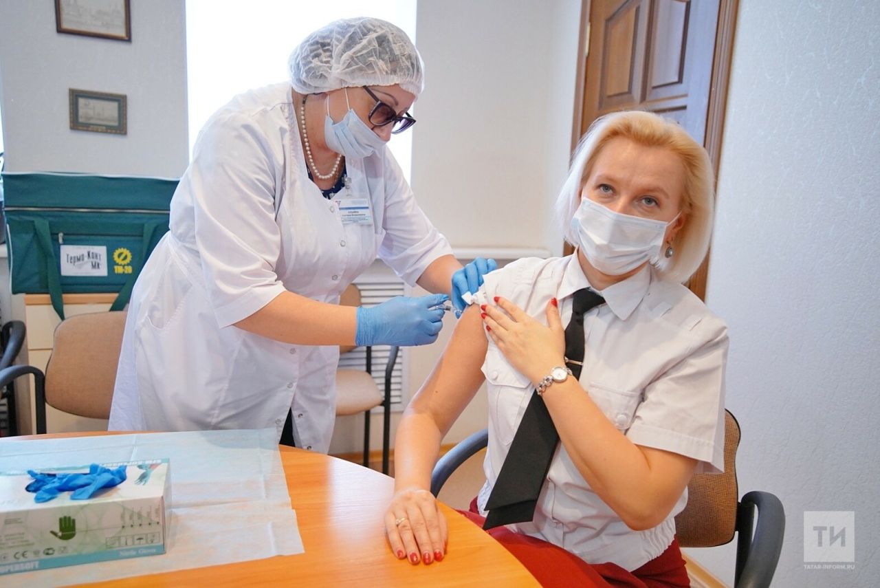Руководитель Роспотребнадзора Татарстана сделала прививку против гриппа