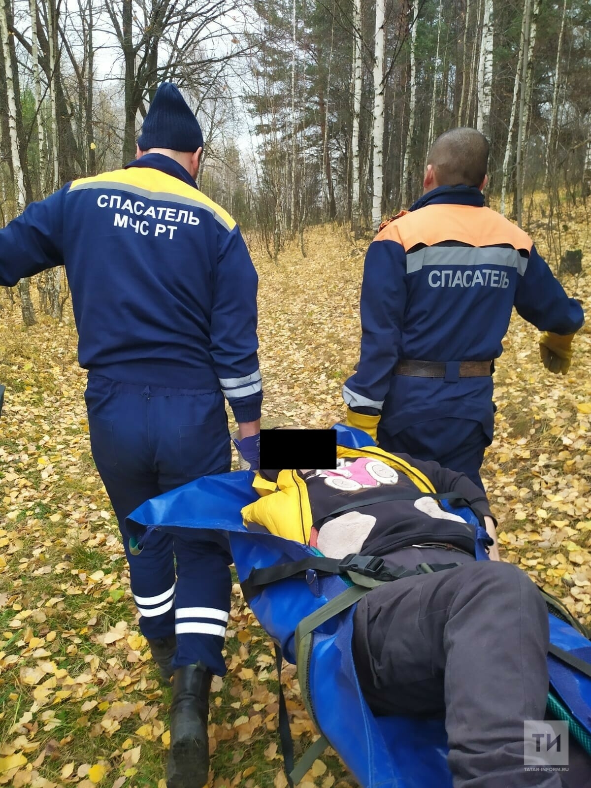 В Казани спасатели помогли женщине, которая упала в овраг и не могла подняться