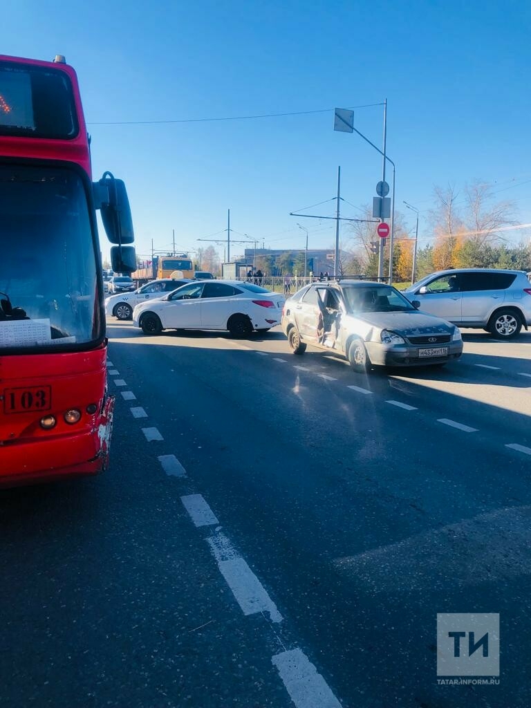 Кондуктор сломала позвоночник в ДТП с автобусом и авто в Казани