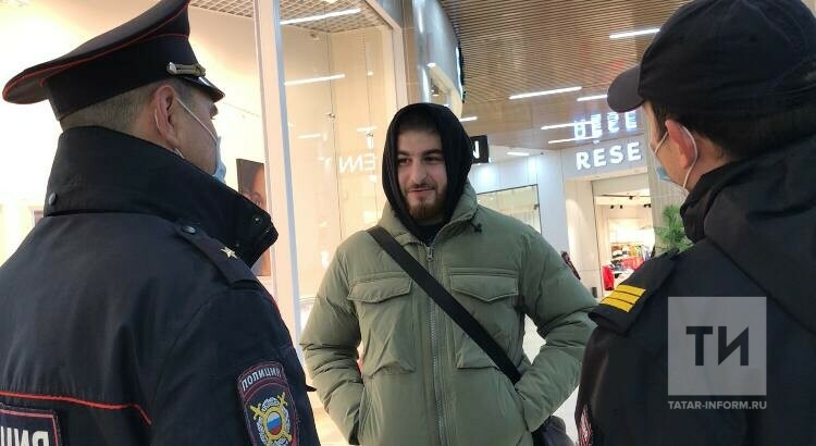 «Маска есть, забыл надеть»: полицейские ловят безмасочников в ТЦ Казани