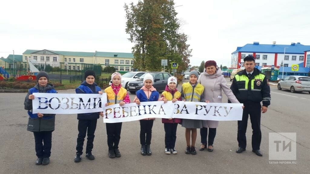 У пешеходных переходов в Нижнекамске появились надписи «Возьми ребенка за руку»