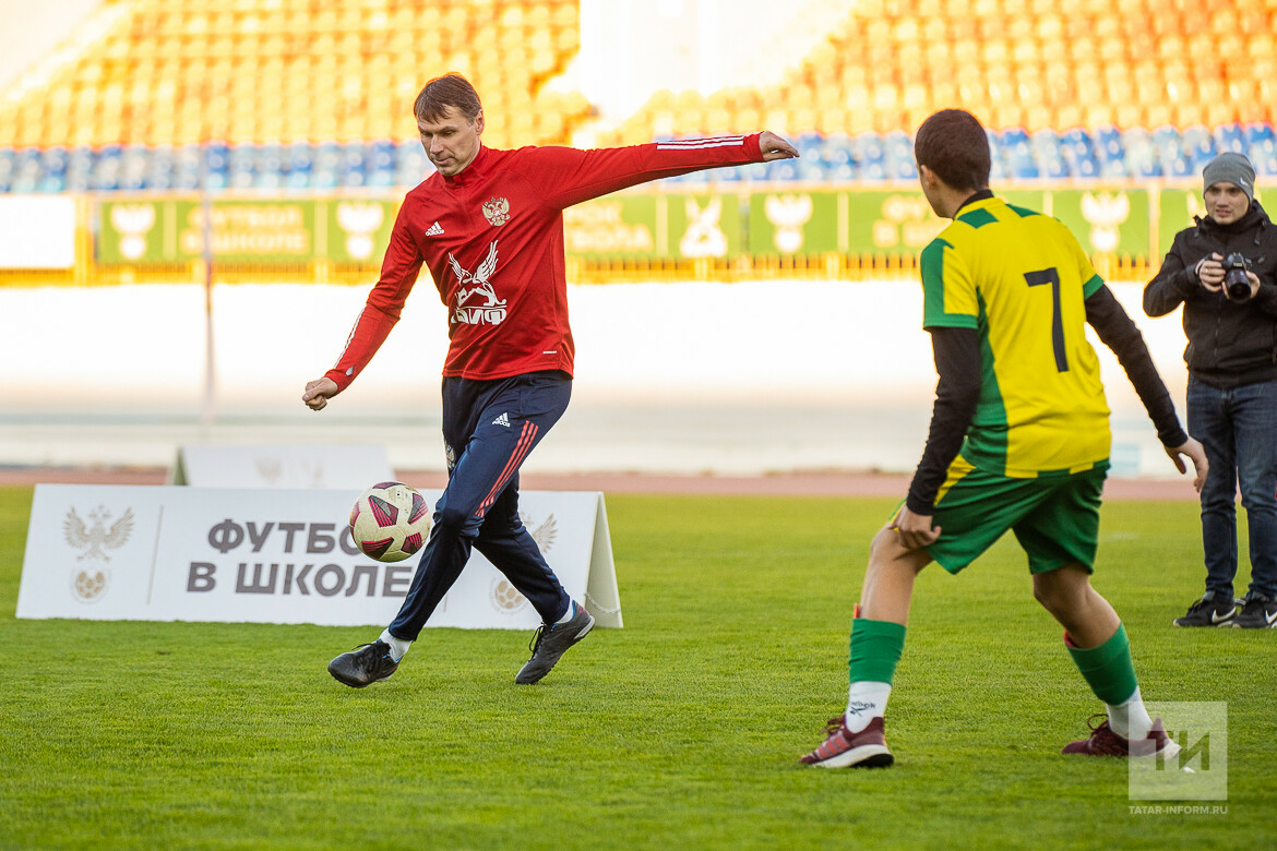 Легенды российского футбола сыграли с казанскими школьниками на Центральном стадионе