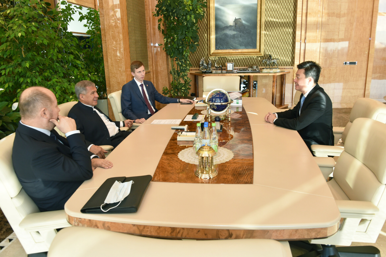 Минниханов и Искаков обсудили ход выполнения совместных проектов РТ и Казахстана