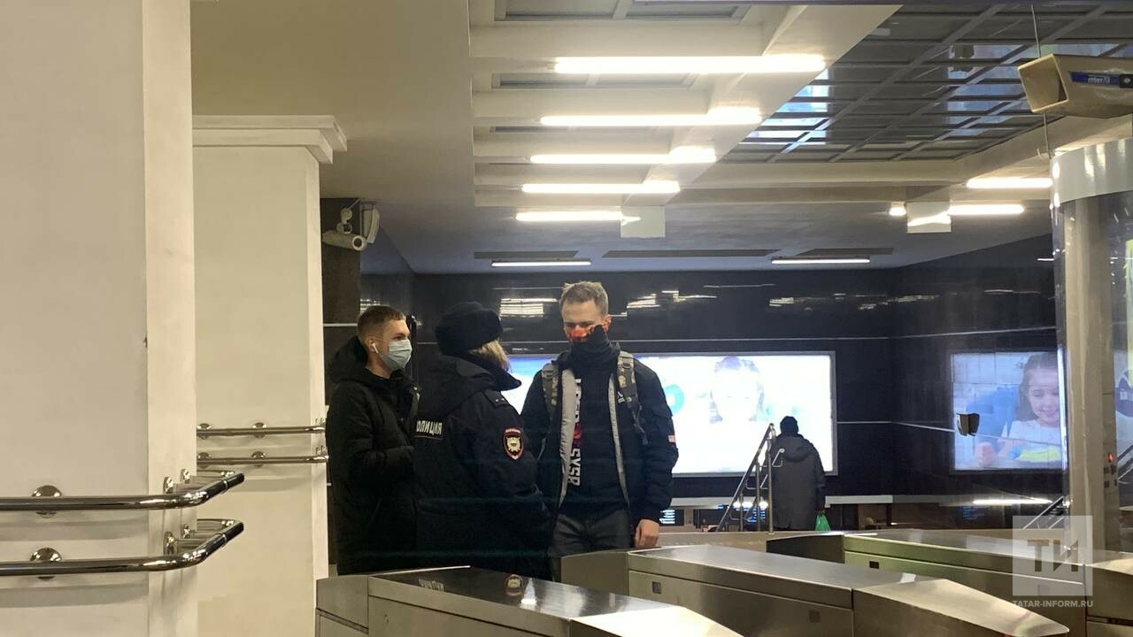 За полчаса рейда полицейским в Казани попались пять пассажиров метро без масок