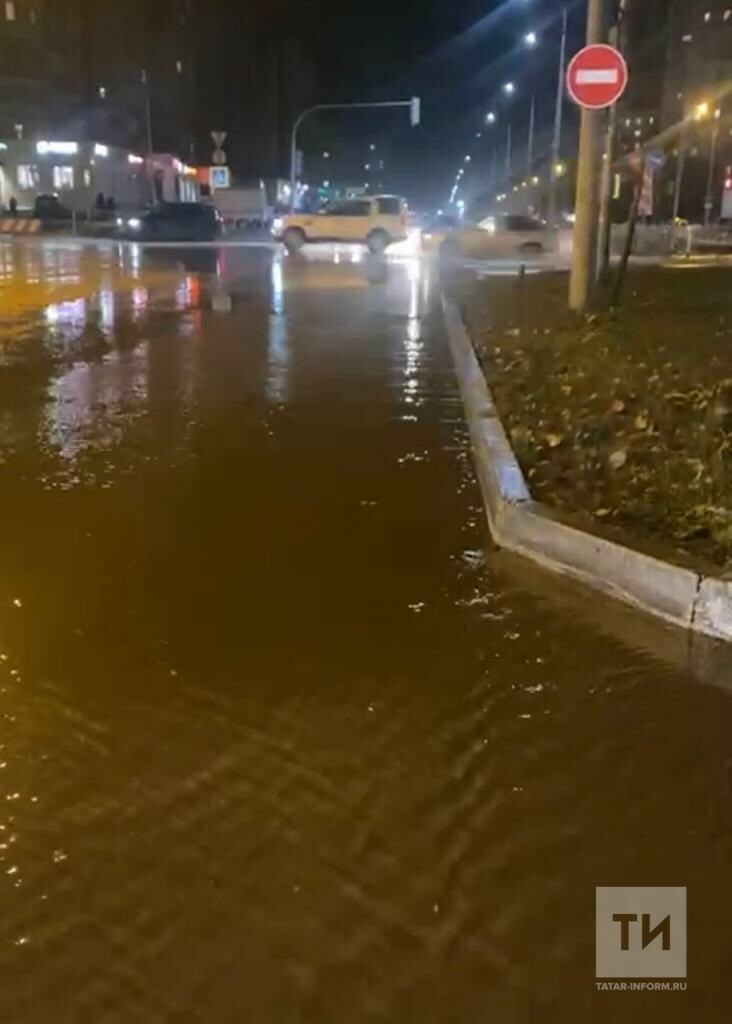 Очевидцы сняли на видео потоп на улице Серова в Казани