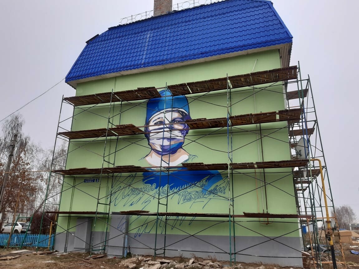 В Пестрецах на многоквартирном доме восстановили граффити с портретом врача