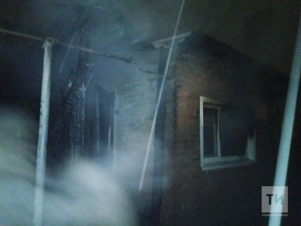 Два человека погибли в ночном пожаре в Чистополе, их личности устанавливаются