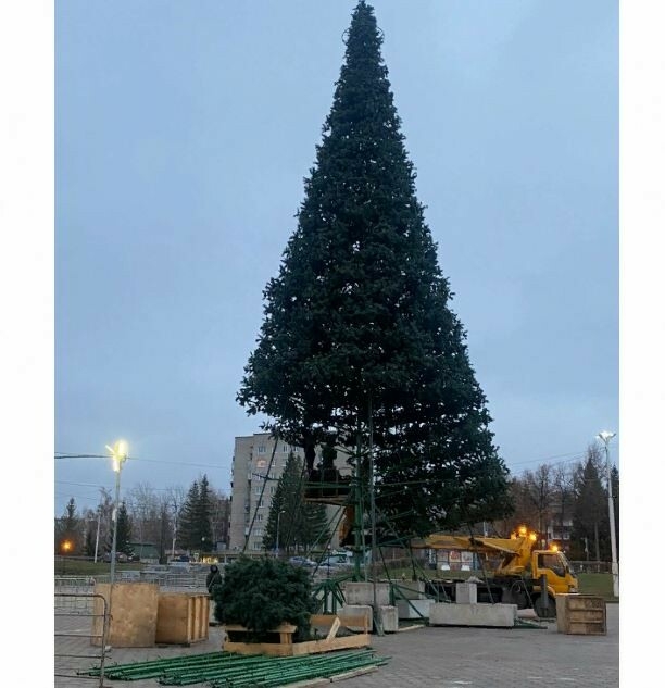 В Альметьевске завершается установка центральной новогодней елки и заливка катка