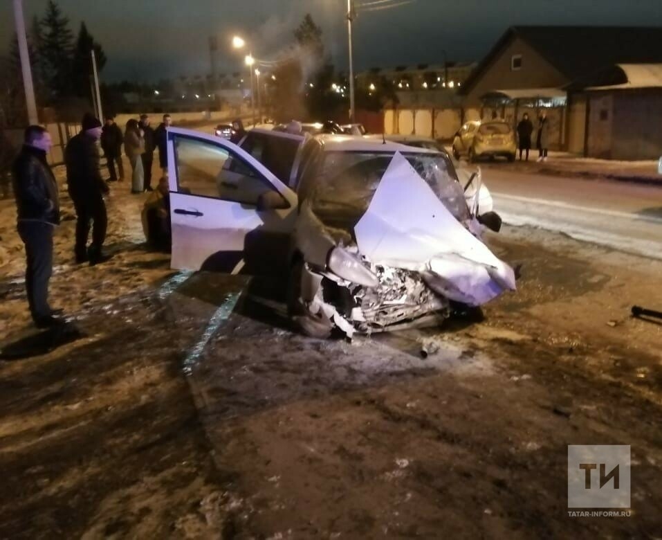 Три человека пострадали в лобовом столкновении двух авто в Альметьевске