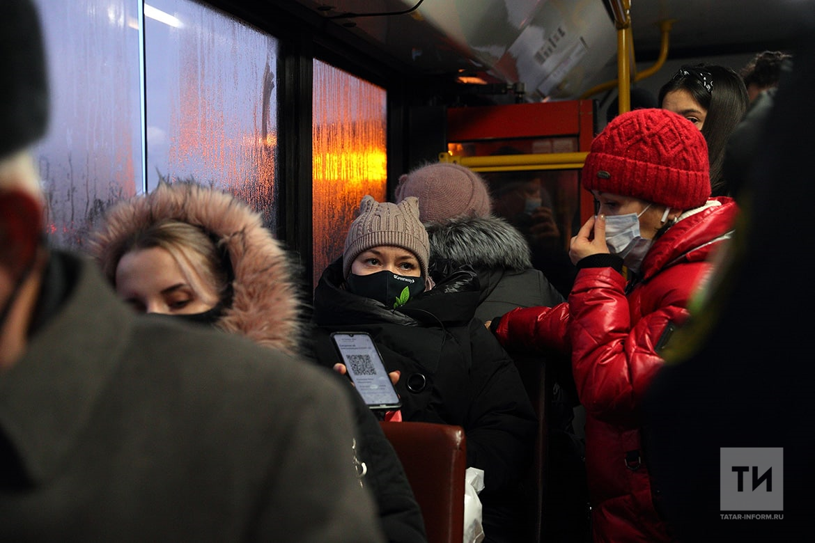 Утром десятки пассажиров без QR-кодов не смогли проехать в автобусах Казани