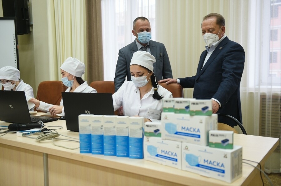 Айдар Метшин передал Нижнекамской районной больнице маски, пульсоксиметры и термометры