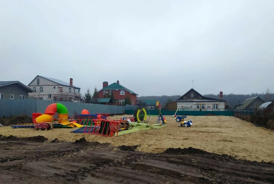 На четырех детских площадках в Пестречинском районе начался монтаж игрового оборудования