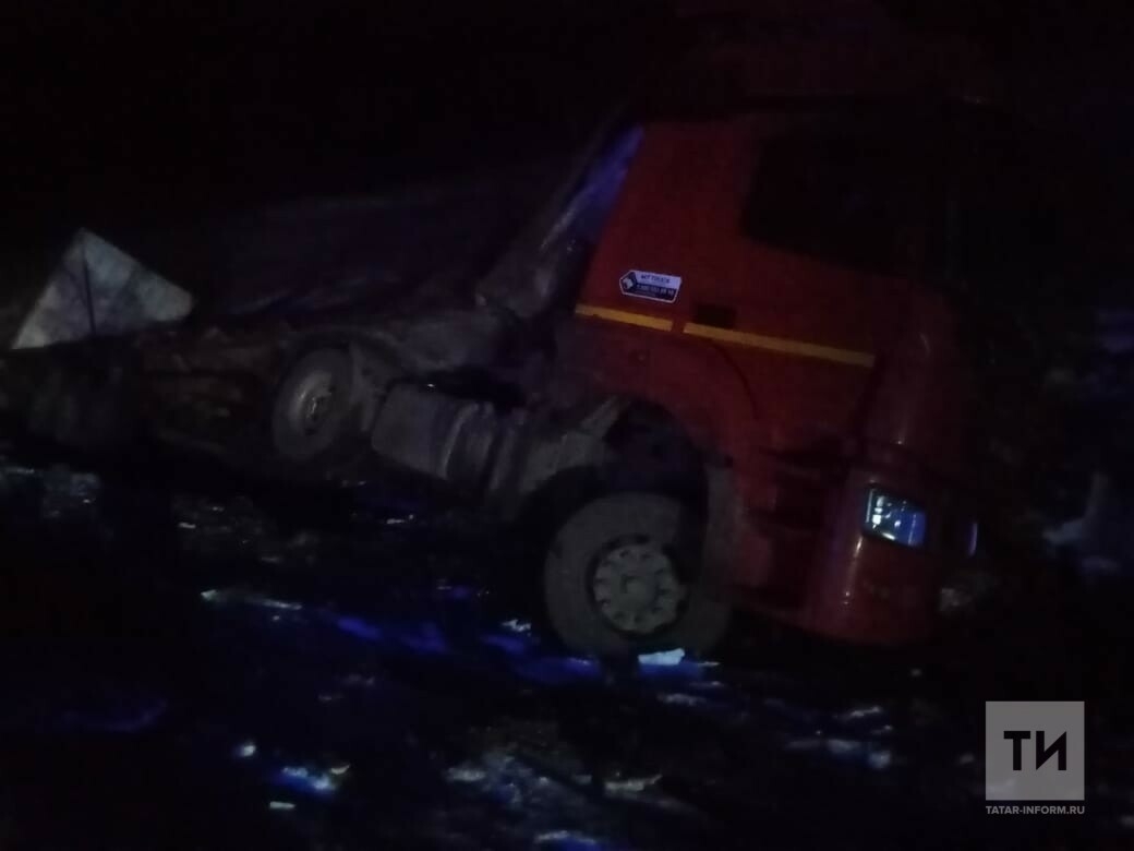 В Бавлинском районе в кювет завалился грузовик с крупой, водитель в больнице
