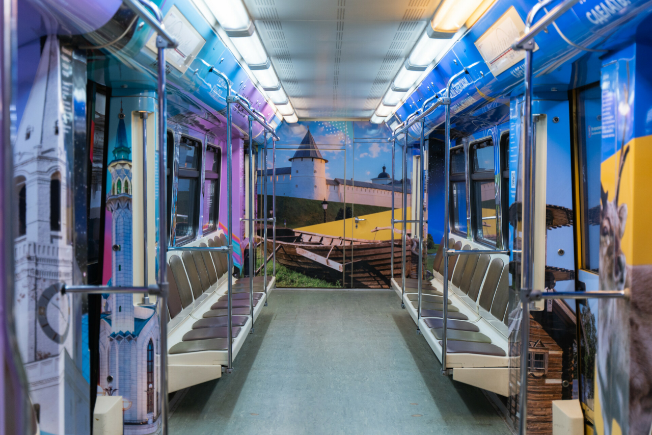 В московском метро начал курсировать поезд с видами Казани