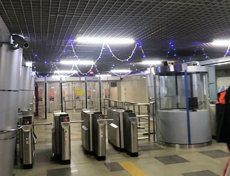 В казанском метро начали курсировать новогодние поезда