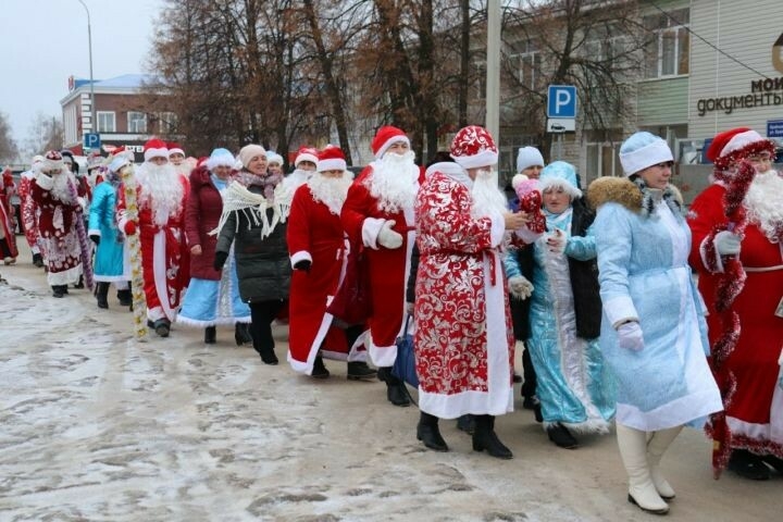 Открытие главной елки в Базарных Матаках собрало полсотни Дедов Морозов