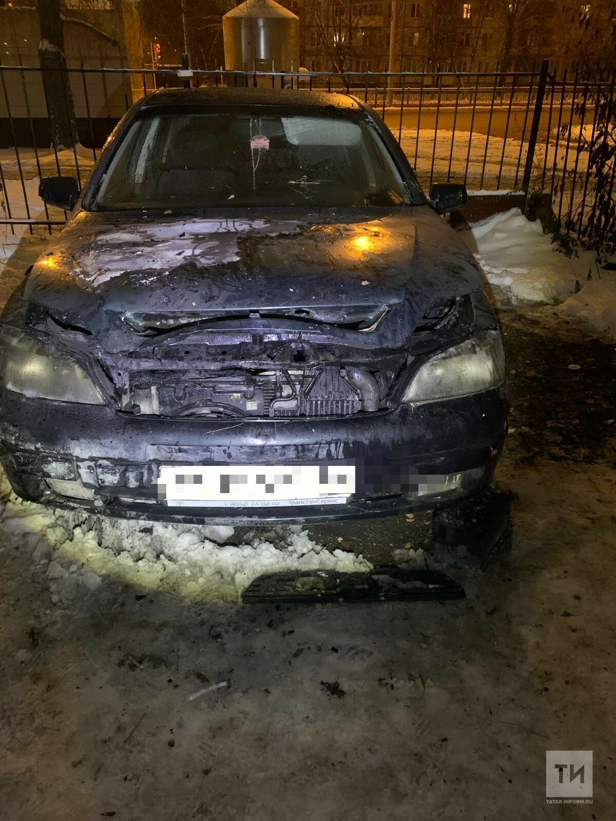 Хозяйка легковушки в Казани вызвала пожарных, увидев, что горит ее авто