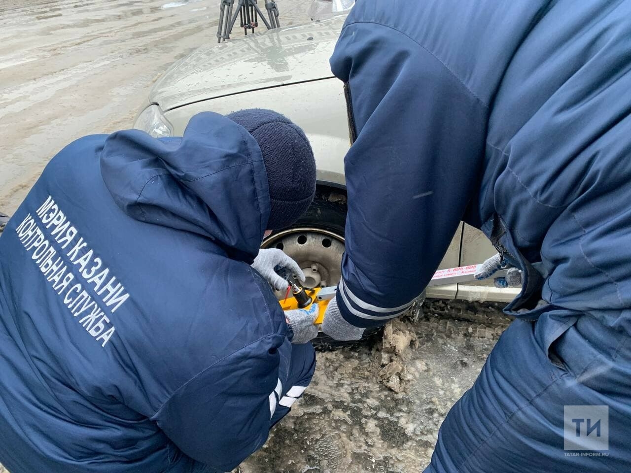 Сезон охоты на авто без номеров открыт: как на платных парковках Казани блокируют колеса