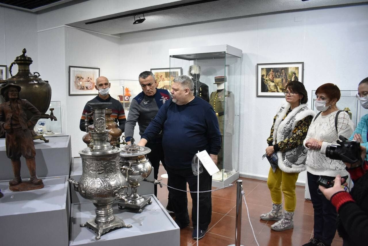 В Елабуге открылась выставка посуды XVIII—XX веков «Изысканное чаепитие»