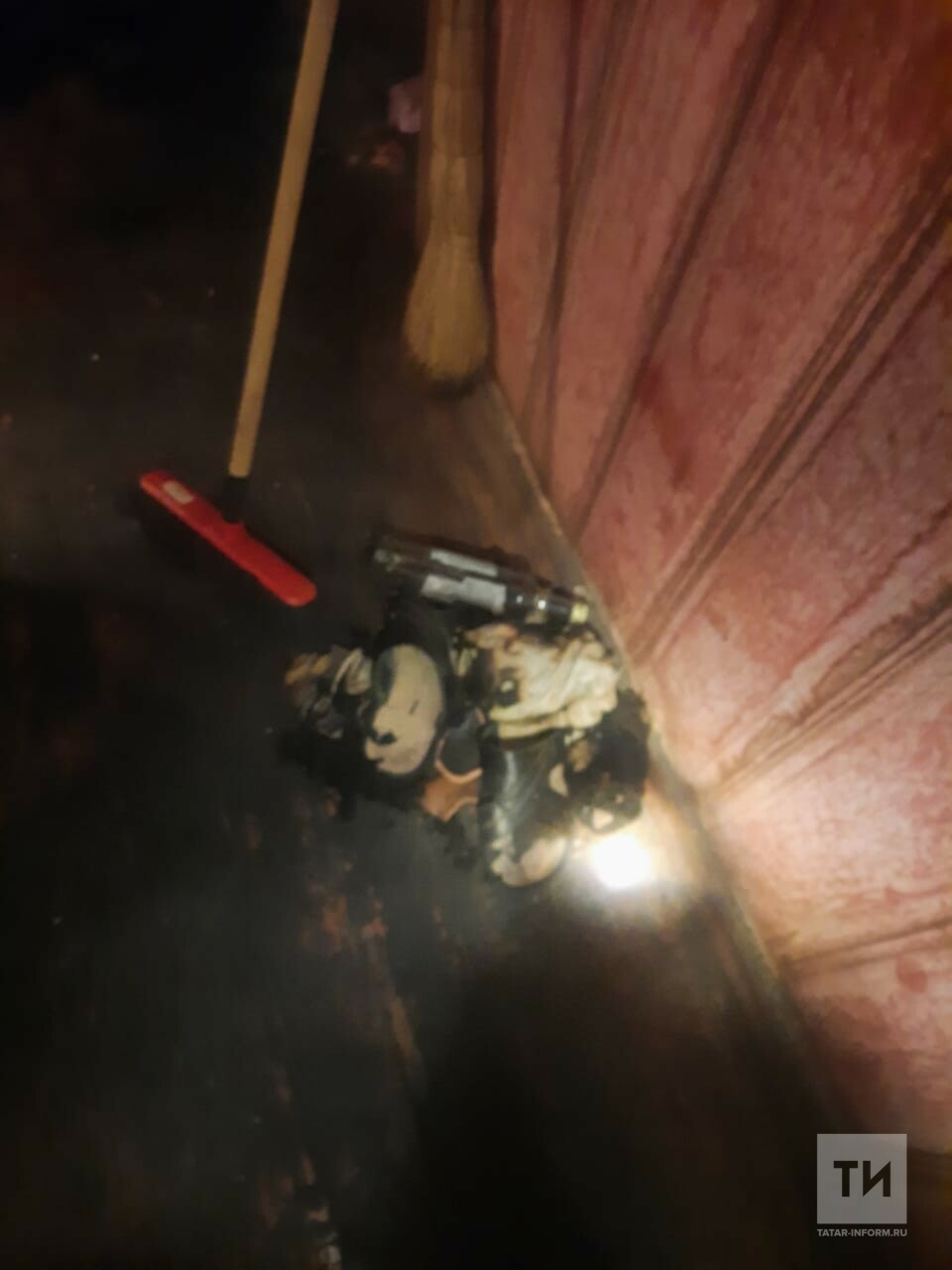 Казанец получил ожоги ног, пытаясь затоптать горевшие в коридоре вещи