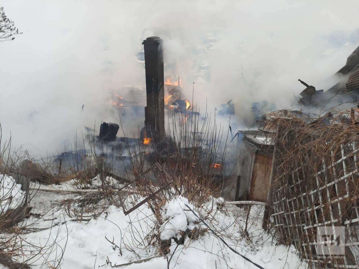 В Казани тушат пожар в двухэтажном частном доме