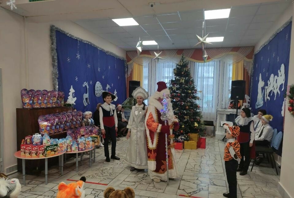 Салават Фатхетдинов вручил подарки воспитанникам приюта «Шатлык»