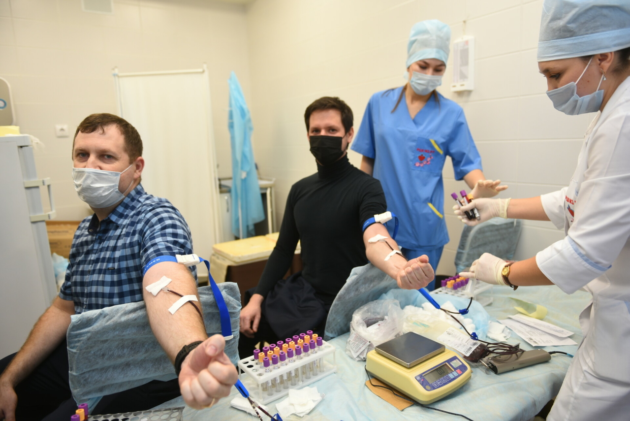 Челнинские депутаты и сотрудники исполкома сдали 22 литра крови