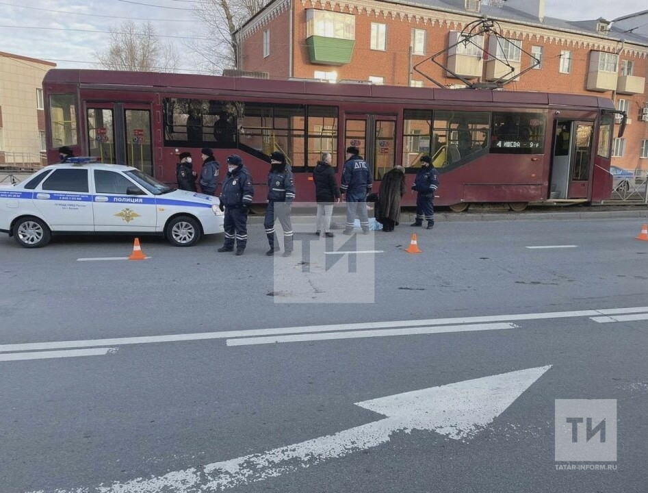 Появилось видео момента наезда трамвая на девочку в Казани