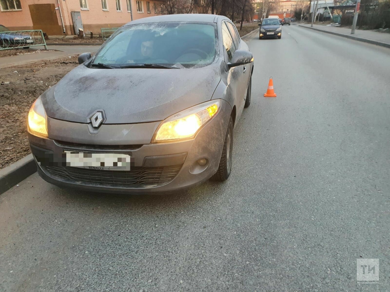 Мать с ребенком на санках перебегала дорогу в Казани и оба попали под машину