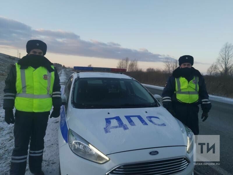Автоинспекторы помогли жительнице Татарстана, на авто которой в пути лопнуло колесо