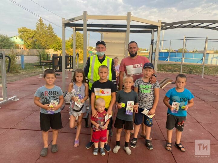 Акцию «Засветись» провели автоинспекторы для детей на игровых площадках в Татарстане