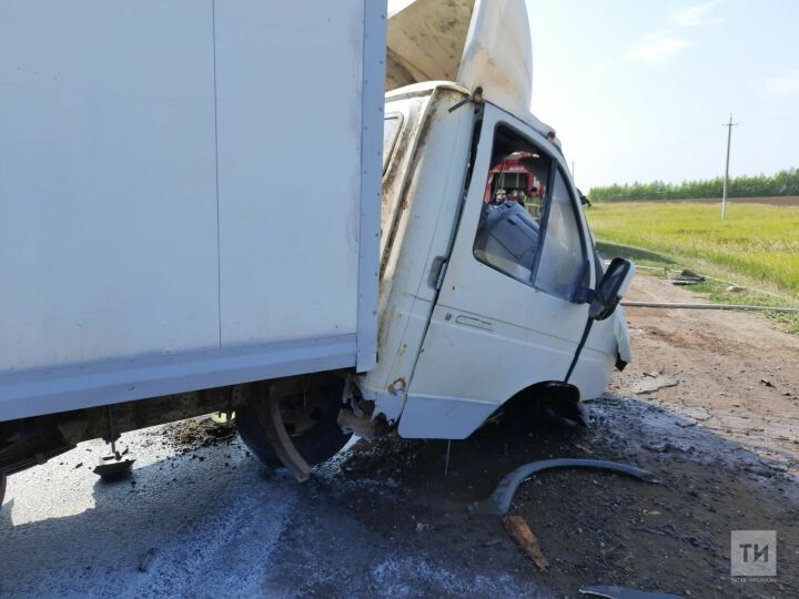 Фура из Москвы и фургон из Кировской области столкнулись в РТ, пострадал один водитель