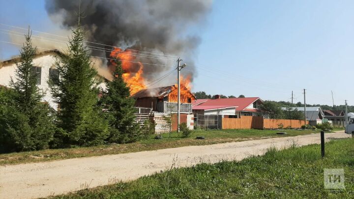 В поселке под Зеленодольском пожарные тушат частный дом