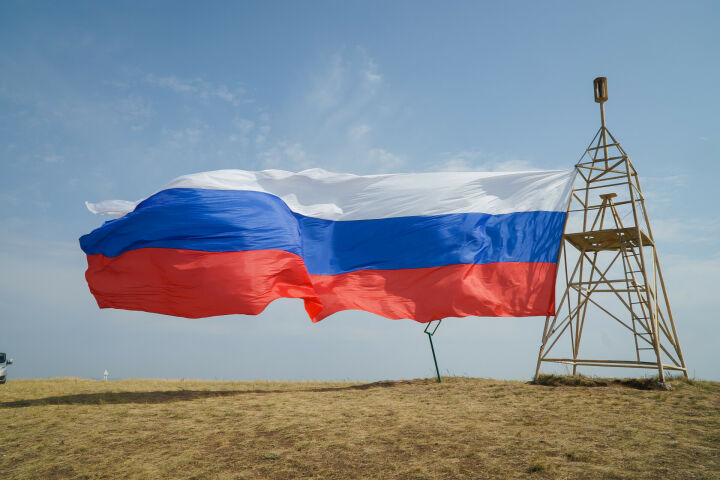 На самой высокой точке Татарстана — горе Чатыр-тау — развернут российский флаг